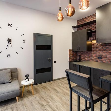 Stylish Apartment In The Center Lviv Exterior photo