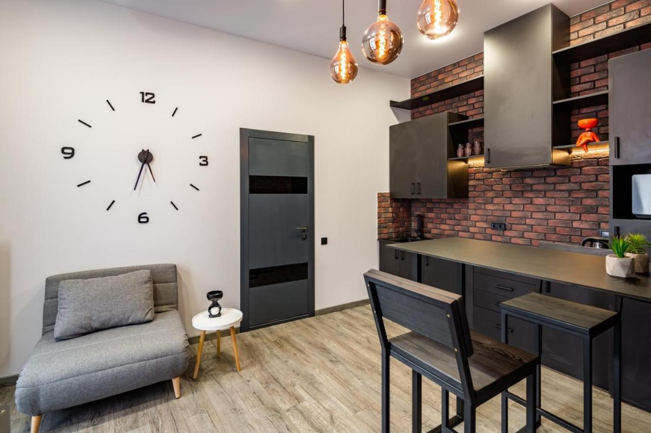 Stylish Apartment In The Center Lviv Exterior photo